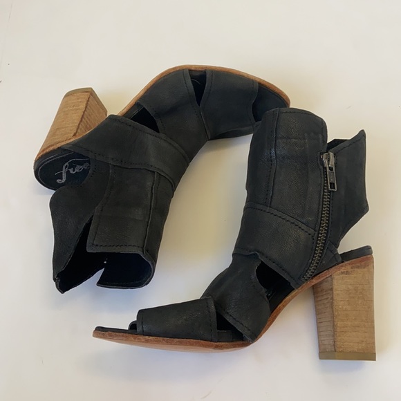 Free People Effie Block Heel Cut Out Bootie Black Size 38 - Picture 16 of 16